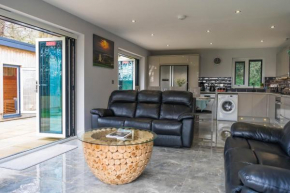 Pure relaxation at it's finest, offering moments of harmony and tranquillity - Sauna & Hot tub